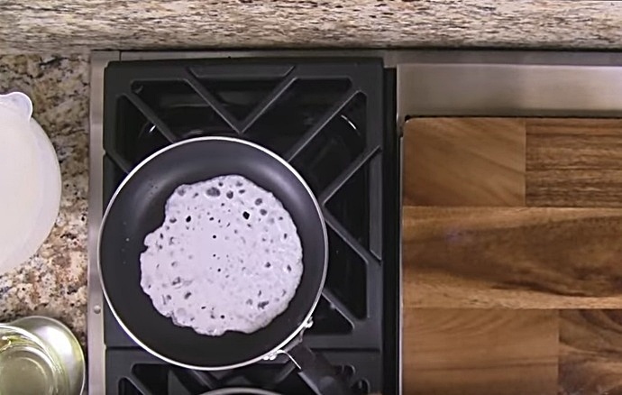 Cách làm bánh cuốn bằng chảo chống dính